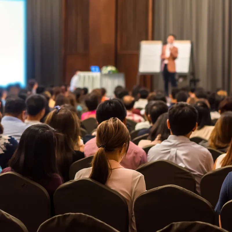 Evento aziendale all'aperto con decorazioni curate